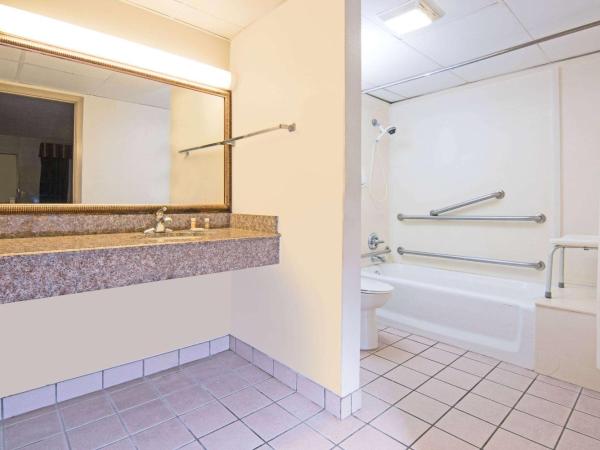 Days Inn by Wyndham N.W. Medical Center : photo 1 de la chambre chambre lit queen-size avec baignoire - accessible aux personnes à mobilité réduite - non-fumeurs