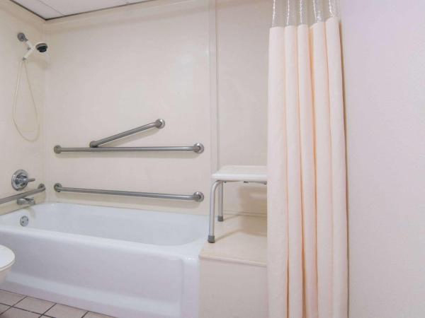 Days Inn by Wyndham N.W. Medical Center : photo 2 de la chambre chambre lit queen-size avec baignoire - accessible aux personnes à mobilité réduite - non-fumeurs