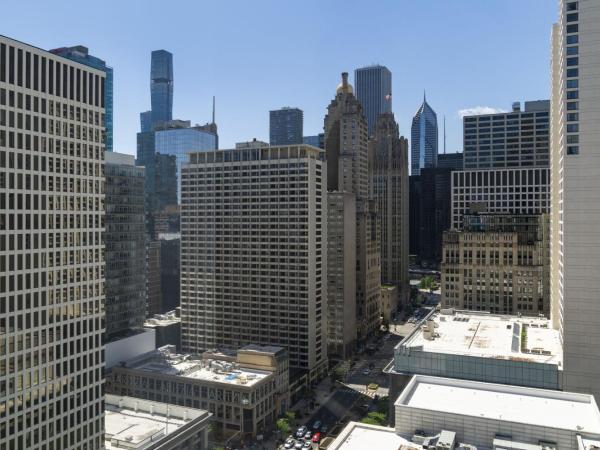 Residence Inn by Marriott Chicago Downtown Magnificent Mile : photo 4 de la chambre studio, 1 king, magnificent mile view (mobility accessible w/ roll-in shower)