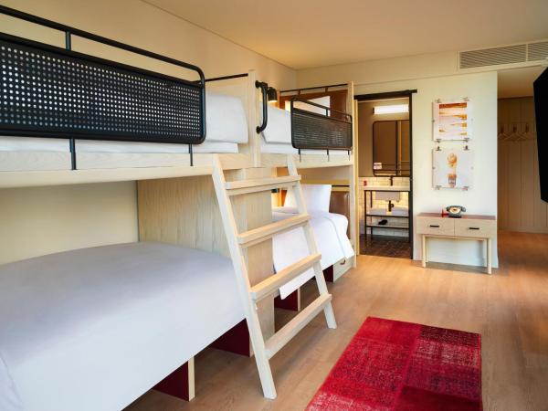 Moxy Seoul Myeongdong : photo 3 de la chambre chambre quadruple avec vue sur la ville