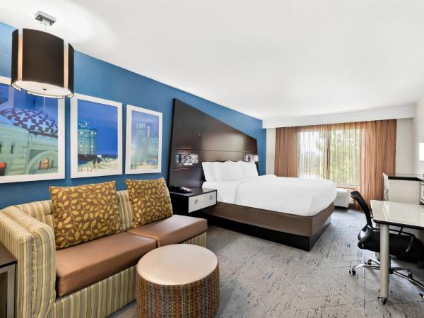 Holiday Inn Express Atlanta Galleria-Ballpark Area, an IHG Hotel : photo 3 de la chambre chambre lit king-size standard avec canapé-lit - non-fumeurs
