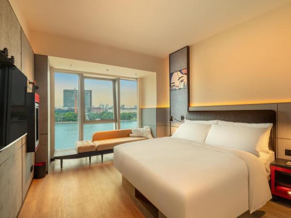 Moxy Ningbo Old Bund : photo 1 de la chambre chambre king avec vue sur la rivière