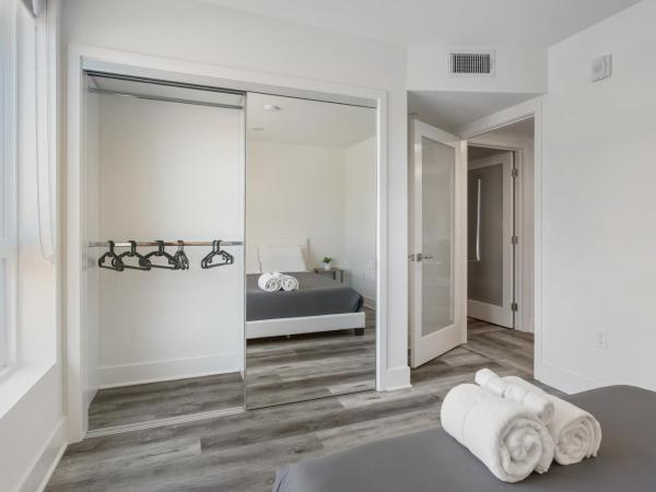 Beverly Hills 2BD 2BA with Free Parking : photo 2 de la chambre chambre double avec balcon