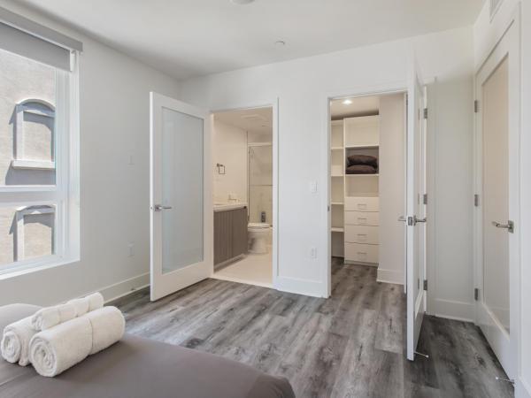 Beverly Hills 2BD 2BA with Free Parking : photo 3 de la chambre chambre double avec balcon