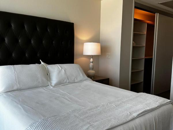 Luxury High Rise 1 Bedroom at Miracle Mile with Pool : photo 1 de la chambre chambre double avec balcon