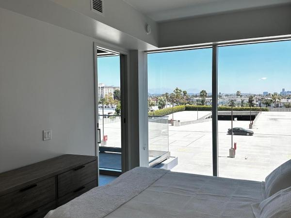 Luxury High Rise 1 Bedroom at Miracle Mile with Pool : photo 4 de la chambre chambre double avec balcon