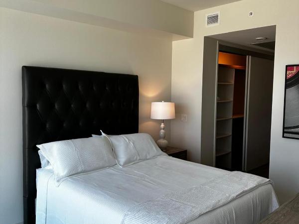 Luxury High Rise 1 Bedroom at Miracle Mile with Pool : photo 2 de la chambre chambre double avec balcon
