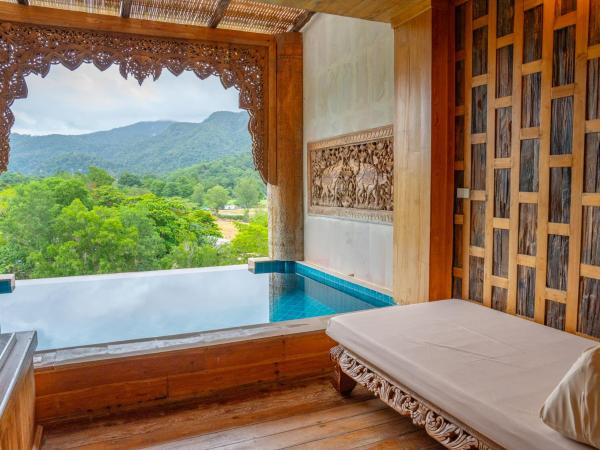 Santhiya Tree Koh Chang Resort : photo 8 de la chambre suite côté piscine - vue sur l'eau