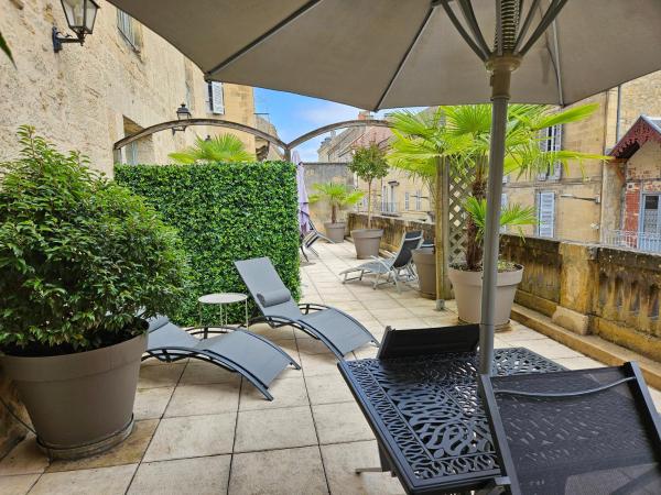 La Villa des Consuls - Gîte de tourisme de charme : photo 7 de la chambre appartement avec terrasse (rez-de-chaussée)