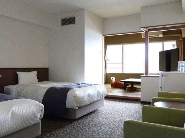 Ooedo Onsen Monogatari Nagasaki Hotel Seifu : photo 1 de la chambre superior twin room with tatami area - city night view - private bathroom - non-smoking