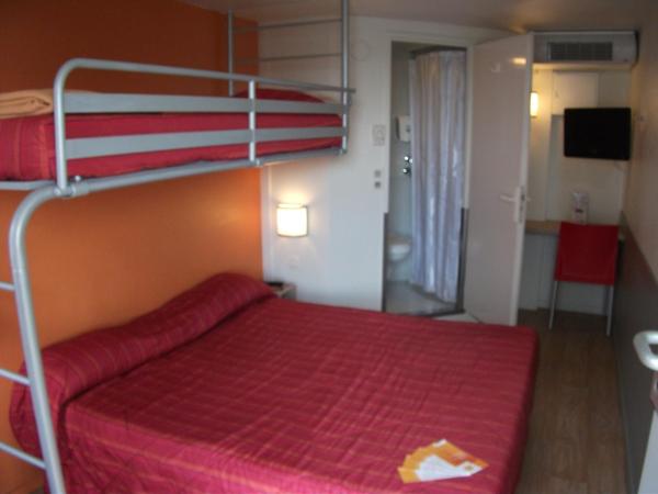 Premiere Classe Bayonne : photo 3 de la chambre chambre triple (1 lit double et 1 lit simple)