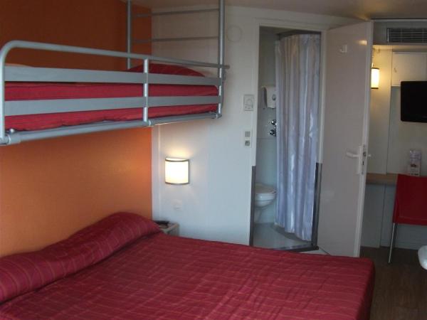 Premiere Classe Bayonne : photo 4 de la chambre chambre triple (1 lit double et 1 lit simple)