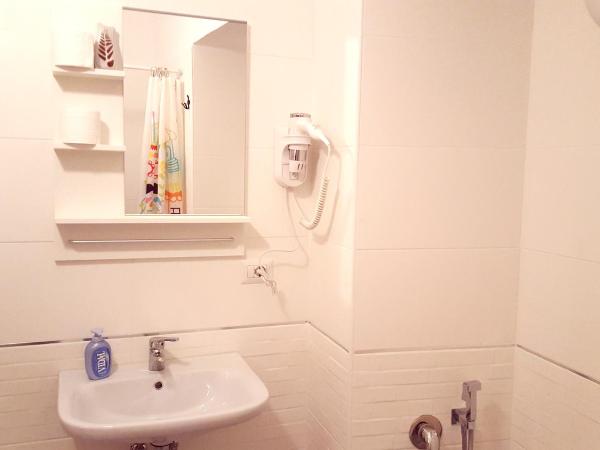 Hostel Mancini Naples : photo 5 de la chambre chambre simple avec salle de bains privative
