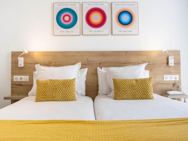 Hôtel de la Fontaine : photo 1 de la chambre chambre double - vue sur terrasse - rez-de-chaussée