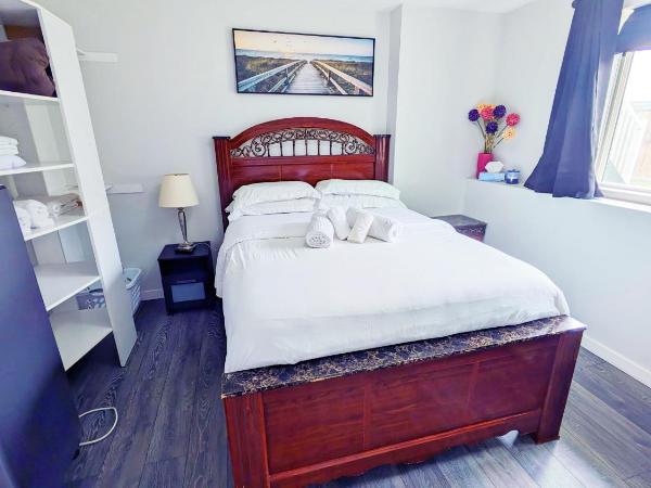 Private Queen Bedroom with Private Shower : photo 4 de la chambre chambre double deluxe avec douche