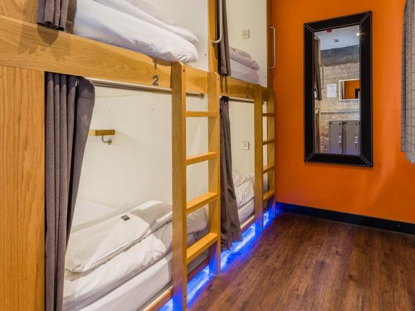 CoDE POD - The LoFT - Edinburgh : photo 8 de la chambre chambre quadruple - salle de bains commune