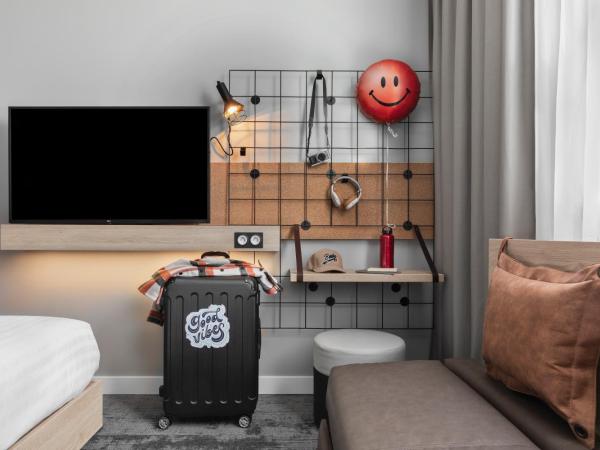 Moxy Amiens : photo 1 de la chambre chambre familiale lit queen-size avec canapé-lit