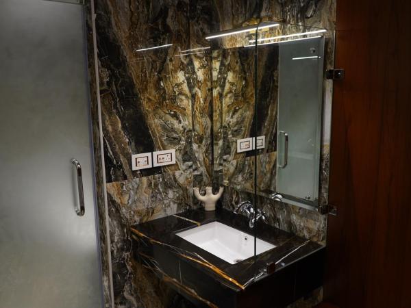 Nalapad's Hotel Bangalore International : photo 3 de la chambre suite supérieure lit king-size