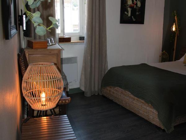 Les Demoiselles : photo 3 de la chambre chambre double avec salle de bains privative