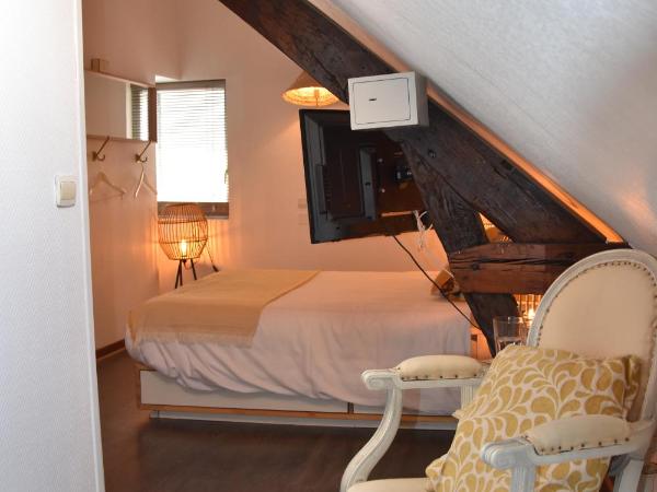 Les Demoiselles : photo 2 de la chambre chambre double avec salle de bains privative