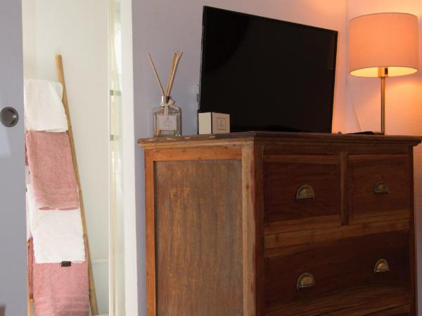 Les Demoiselles : photo 2 de la chambre chambre double avec salle de bains privative