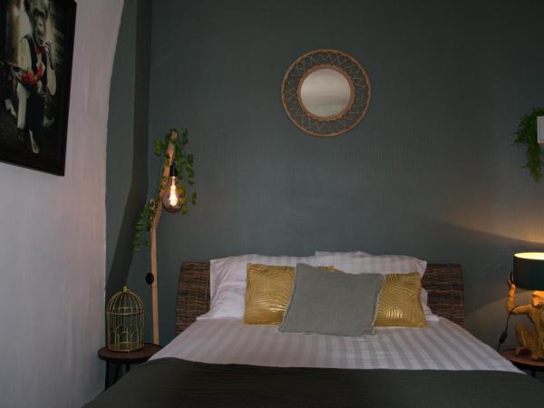 Les Demoiselles : photo 1 de la chambre chambre double avec salle de bains privative
