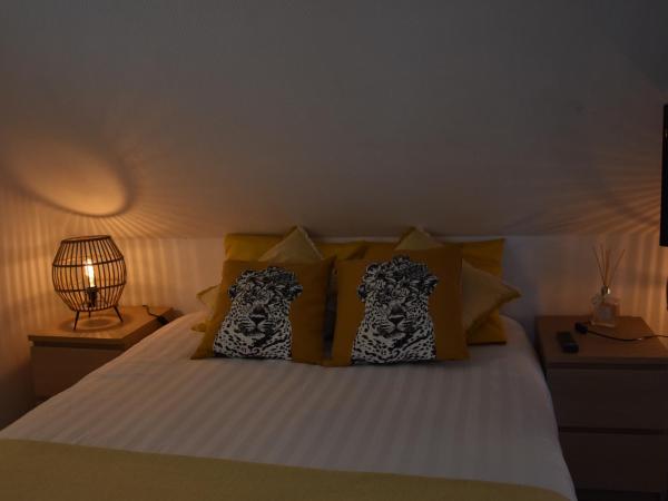 Les Demoiselles : photo 4 de la chambre chambre double avec salle de bains privative