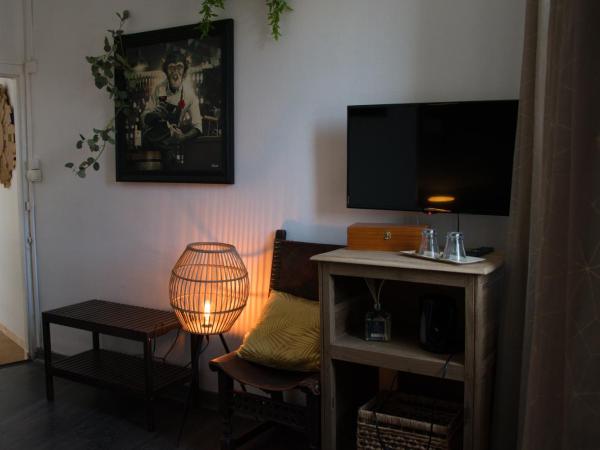 Les Demoiselles : photo 4 de la chambre chambre double avec salle de bains privative