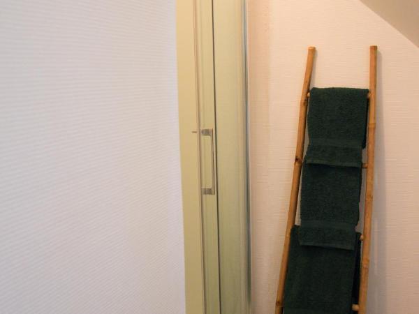 Les Demoiselles : photo 6 de la chambre chambre double avec salle de bains privative