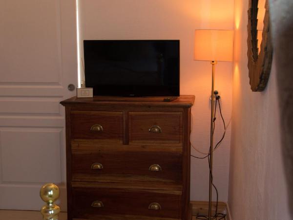 Les Demoiselles : photo 4 de la chambre chambre double avec salle de bains privative