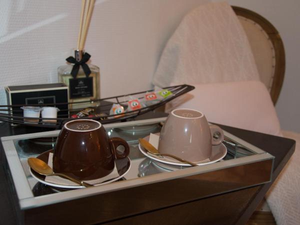 Les Demoiselles : photo 5 de la chambre chambre double avec salle de bains privative