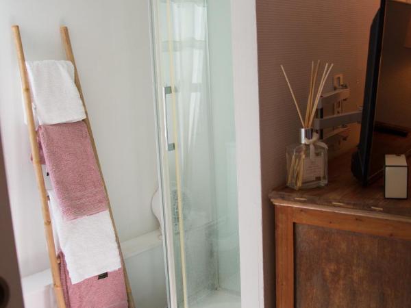 Les Demoiselles : photo 8 de la chambre chambre double avec salle de bains privative