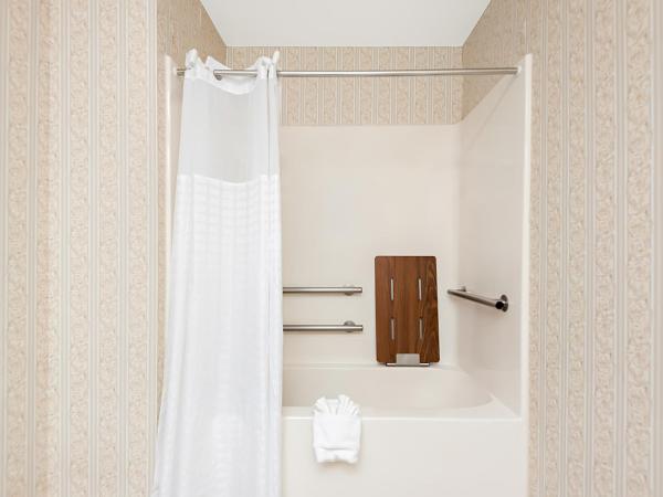 Comfort Suites New Orleans East : photo 4 de la chambre suite avec lit king-size pour personnes à mobilité réduite - non-fumeurs