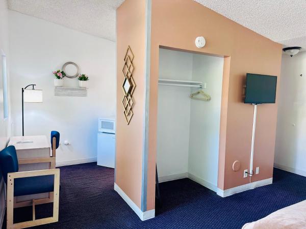 Foghorn Harbor Inn : photo 5 de la chambre chambre lit king-size - vue sur jardin