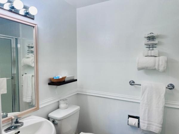 Foghorn Harbor Inn : photo 4 de la chambre chambre lit king-size - vue sur jardin