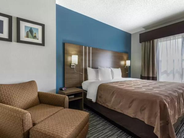 Quality Inn & Suites I-35 E-Walnut Hill : photo 1 de la chambre suite lit king-size – non-fumeurs