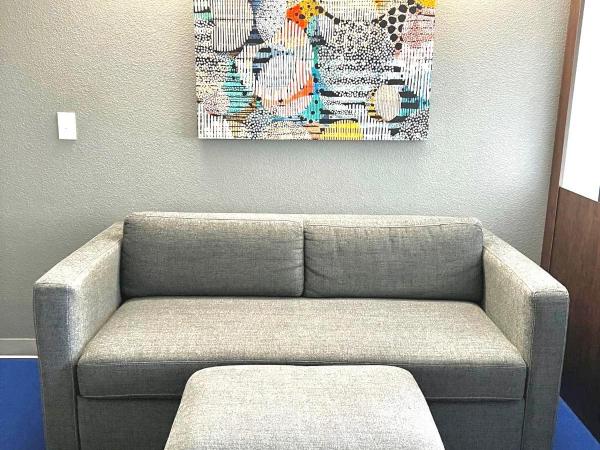 Microtel Inn & Suites by Wyndham Austin Airport : photo 4 de la chambre suite lit queen-size – non-fumeurs