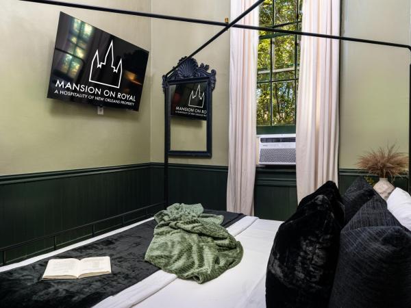 The Mansion on Royal : photo 9 de la chambre suite lit queen-size #8