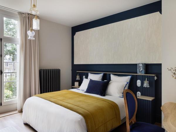 Clos du Cèdre - Maison et chambres d'Hôtes à Dinan : photo 1 de la chambre chambre double ou lits jumeaux deluxe avec balcon