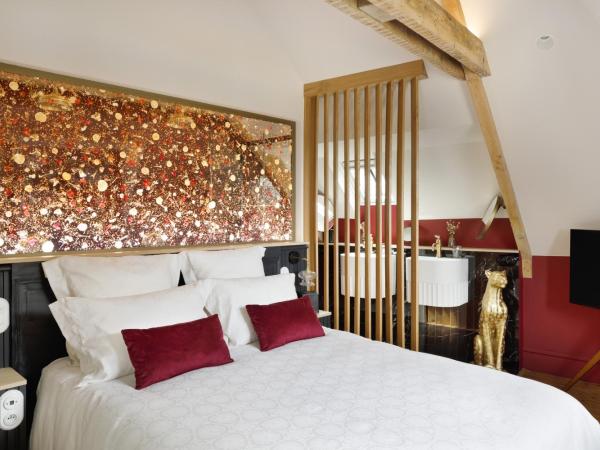 Clos du Cèdre - Maison et chambres d'Hôtes à Dinan : photo 1 de la chambre chambre lit queen-size - vue sur jardin