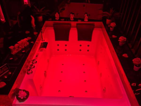 Albicocche House Catania : photo 6 de la chambre suite avec jacuzzi