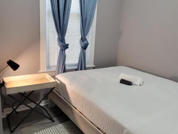 Chicago Avenue Inn : photo 7 de la chambre chambre lit queen-size avec salle de bains commune