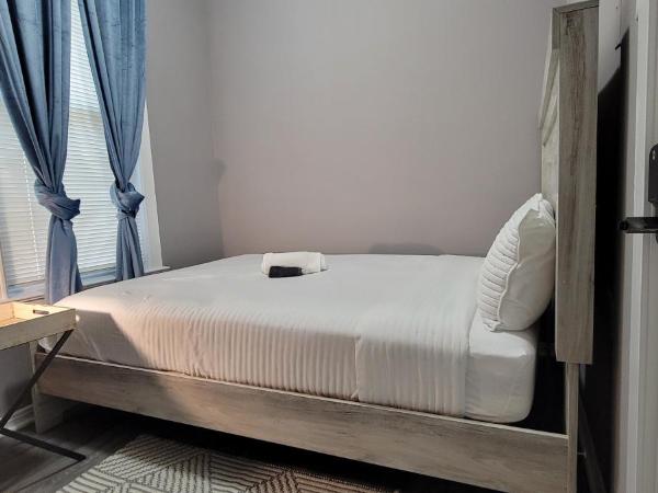 Chicago Avenue Inn : photo 8 de la chambre chambre lit queen-size avec salle de bains commune