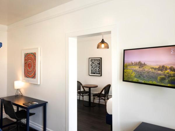 American Hotel : photo 1 de la chambre chambre familiale avec salle de bains commune