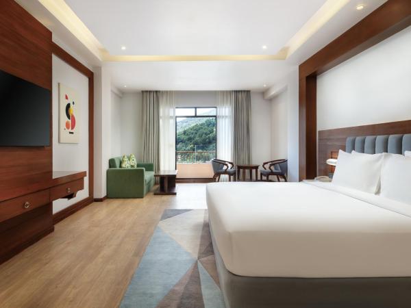 Holiday Inn Resort Kathmandu Budhanilkantha, an IHG Hotel : photo 1 de la chambre suite lit king-size - vue sur montagne