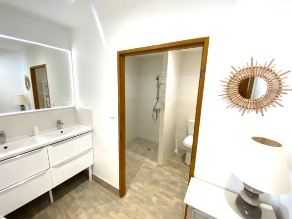 Logis Hôtel L'Oliveraie : photo 4 de la chambre chambre quadruple