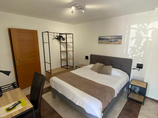 Logis Hôtel L'Oliveraie : photo 1 de la chambre chambre double Économique