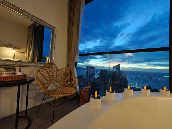 Edge Central Pattaya by Mickey : photo 8 de la chambre suite avec baignoire spa