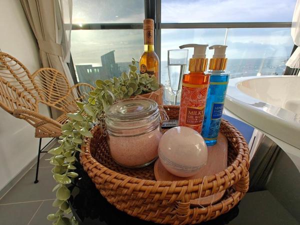 Edge Central Pattaya by Mickey : photo 3 de la chambre suite avec baignoire spa