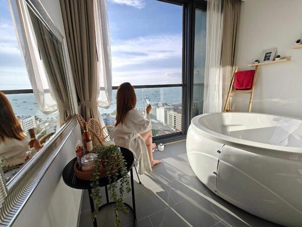 Edge Central Pattaya by Mickey : photo 2 de la chambre suite avec baignoire spa
